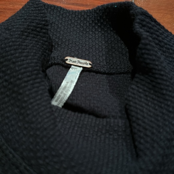 Free People sweater with crochet on sleeves. Like brand new. Size S. - Picture 4 of 8